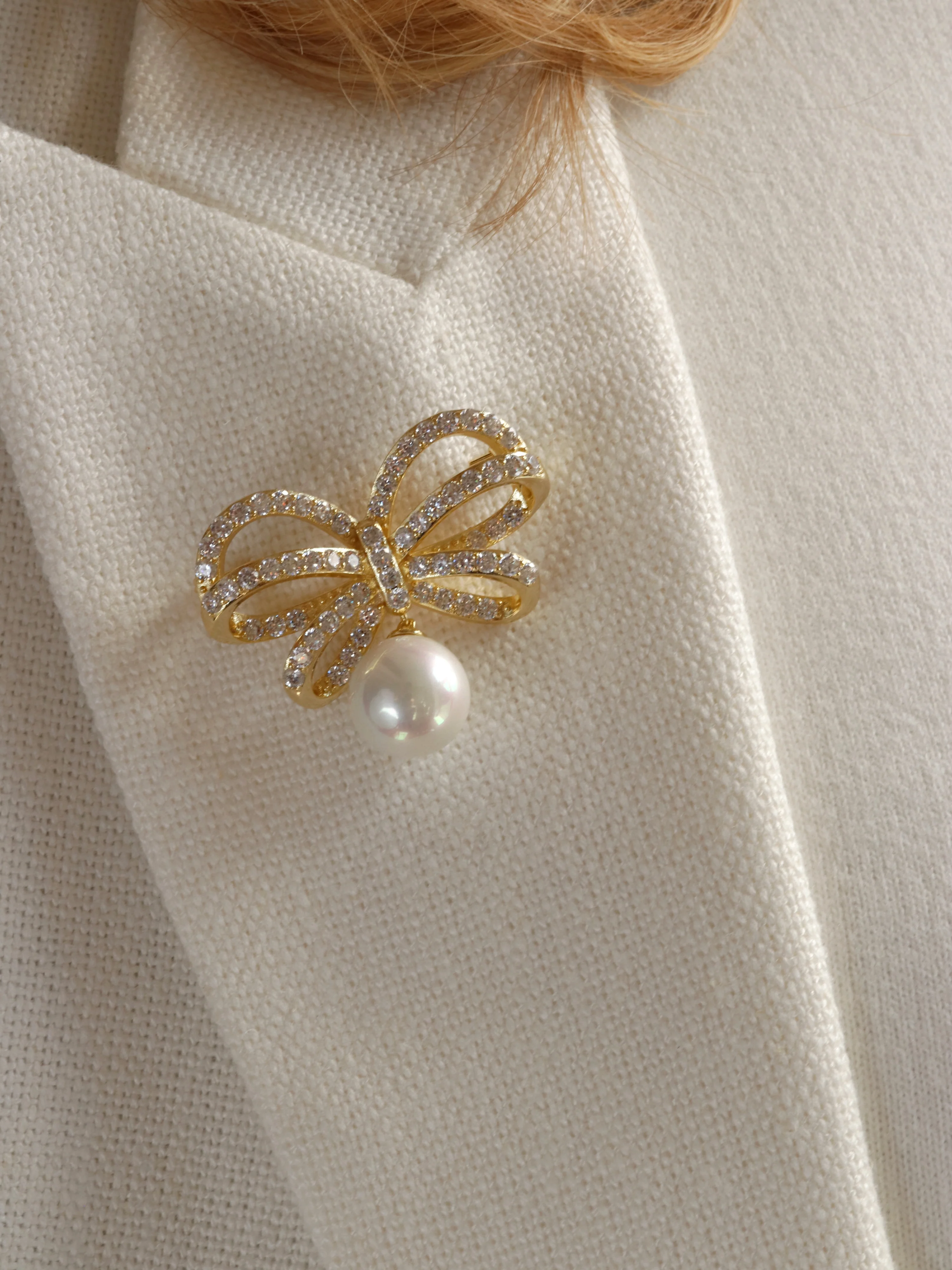 Meredith Bow Sparkly Pearl Brooch - Image 2