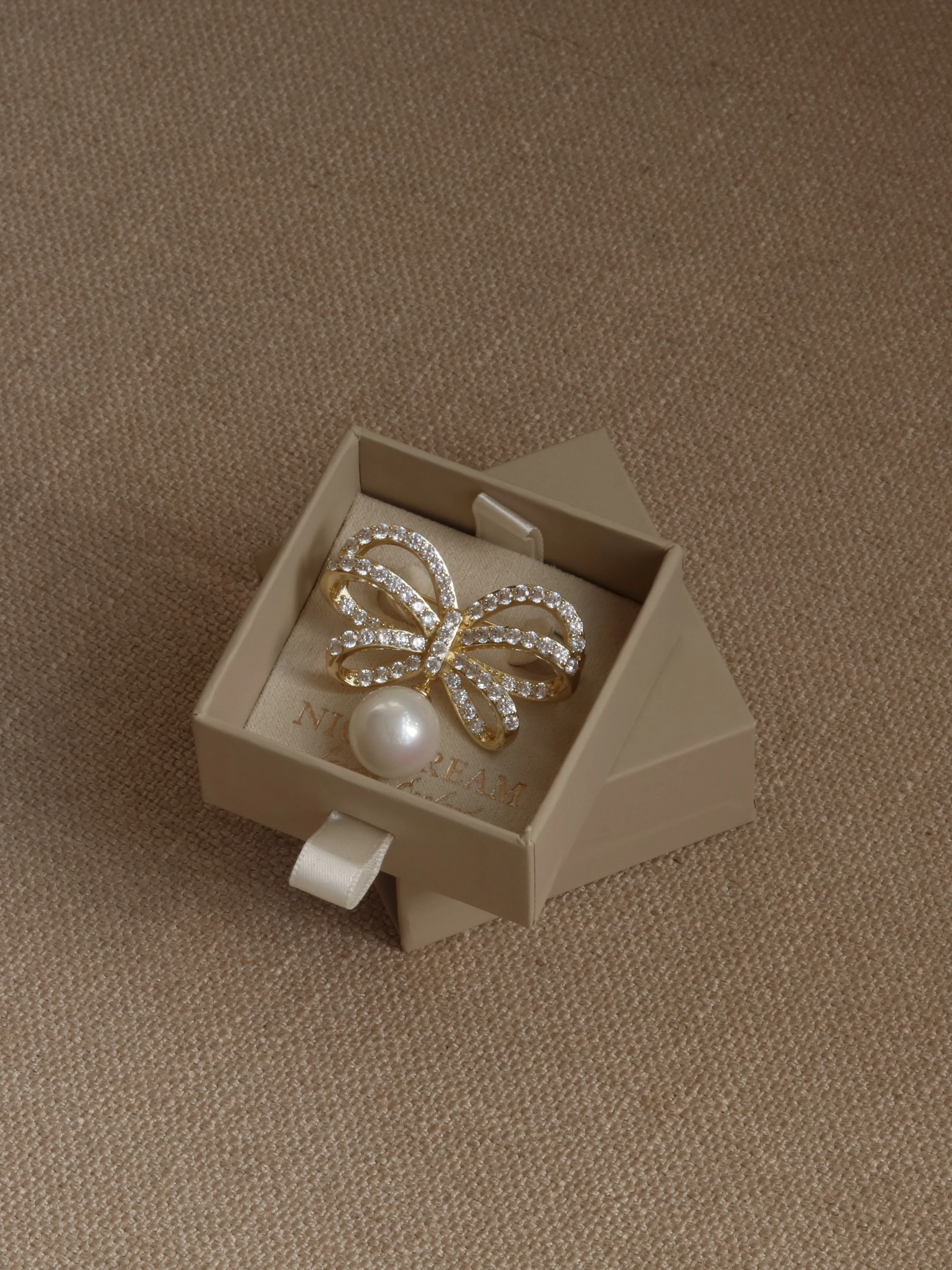 Meredith Bow Sparkly Pearl Brooch - Image 3