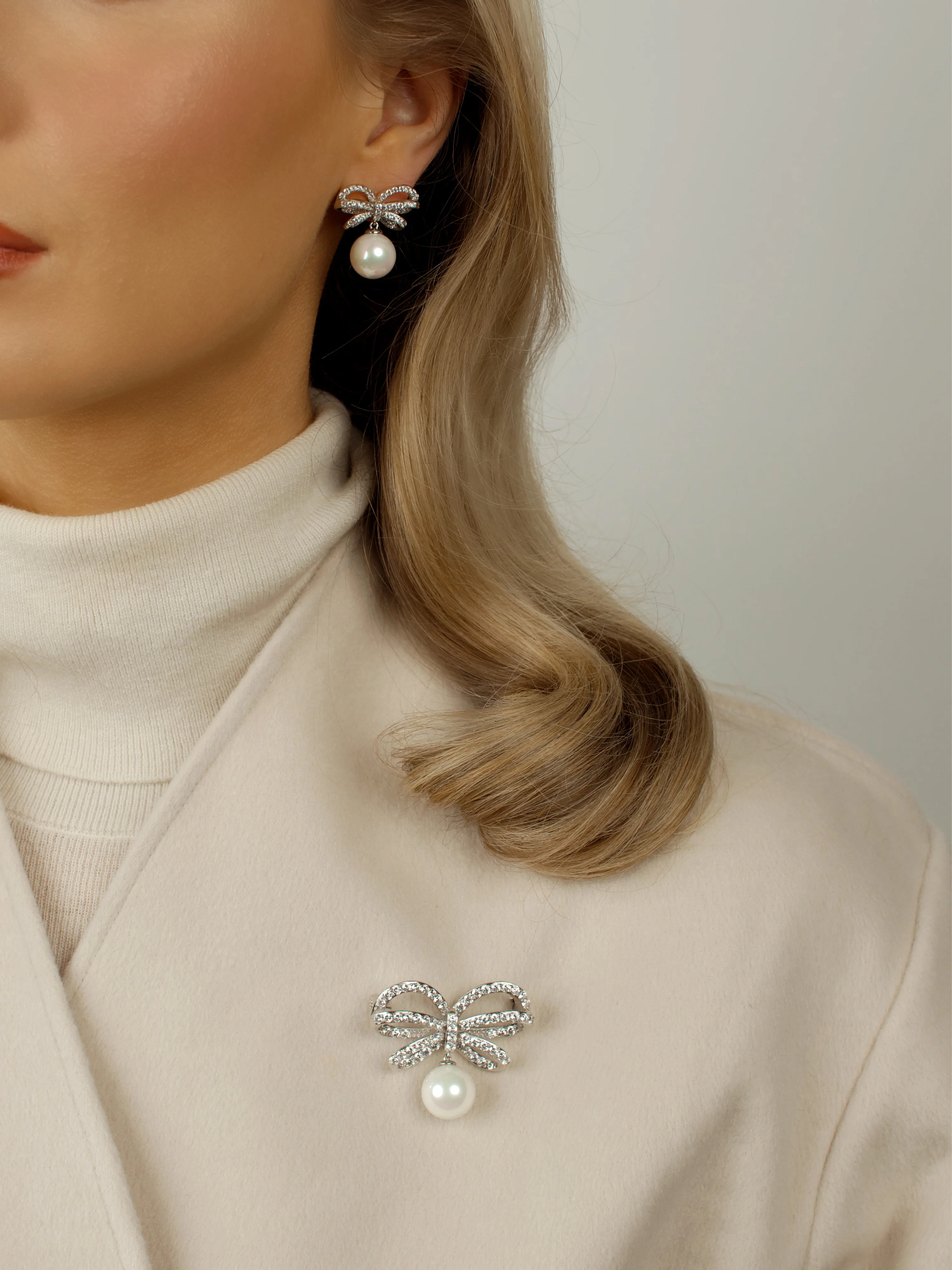 Meredith Bow Sparkly Pearl Brooch