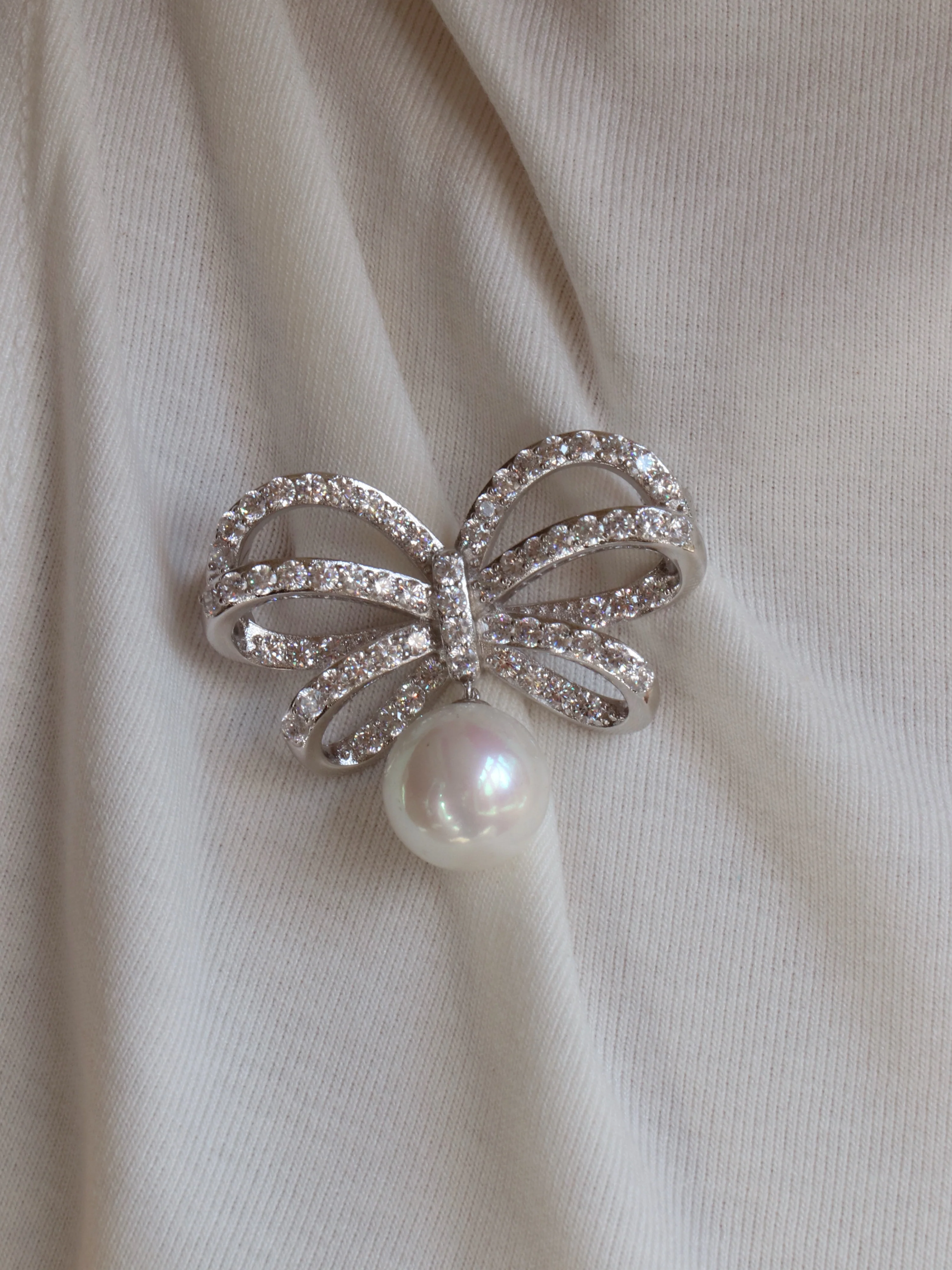 Meredith Bow Sparkly Pearl Brooch - Image 2
